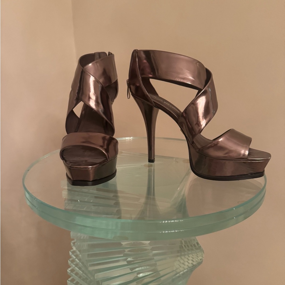 A pair of Pour Le Victoire bronze thick scrappy heels size 8.5